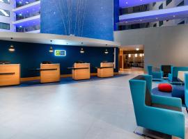 Holiday Inn Express - London Heathrow T4 by IHG, hotel sa Hillingdon