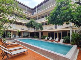 Feung Nakorn Balcony Rooms and Cafe, hotel em Bangkok