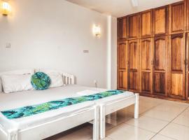 BEACHFRONT FURNISHED APARTMENT, nhà nghỉ dưỡng gần biển ở Mombasa
