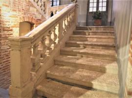 PIED A TERRE DE CHARME - 80 m2 - Hyper centre - Parking, hotel in Albi