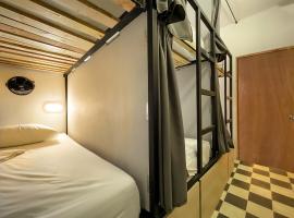 Baku Laureles Hostel, готель у місті Медельїн