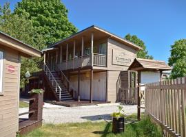Trommeļa brīvdienu mājiņas-kempings, loc de glamping din Melnsils