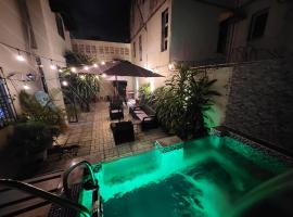Private House with Pool, AC, BBQ, Fast Wi-Fi, Pet & Family Friendly, Near Colonial Zone, Mirador Sur Park & Ocean, in Santo Domingo, hotel di Santo Domingo