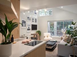 Skywood-Designer Condo,Steps to Creekside Gondola, Free Parking, hotel i Whistler