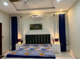 Dream home 2 & 4 bedroom Family house, hytte i Karachi