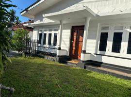 Negombo - Entire House - Sleeps 7 - Close to the Airport, villa a Negombo