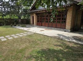 Fresia Villa & Camping, hotel in Beranang