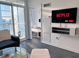 Downtown Oasis-Luxury Condo with Balcony & Free Parking, lejlighed i Toronto