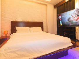 Movietelle by RedDoorz – hotel w pobliżu miejsca Lotnisko Mactan Cebu International - CEB w mieście Lapu Lapu City