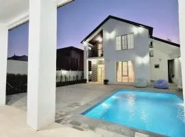 Qafqaz Riverside White Chalet
