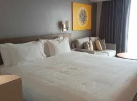 Novotel Residences Hotel Manila Luxury Suites with Pool & Gym Access at Acqua