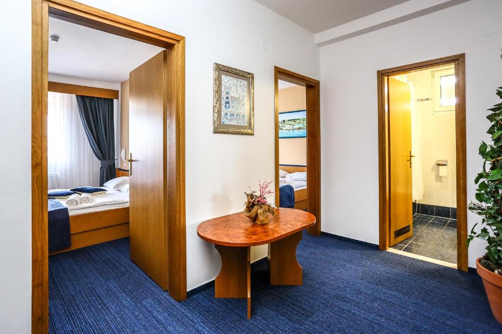 Cama ou camas em um quarto em Hotel Dražica - Hotel Resort Dražica