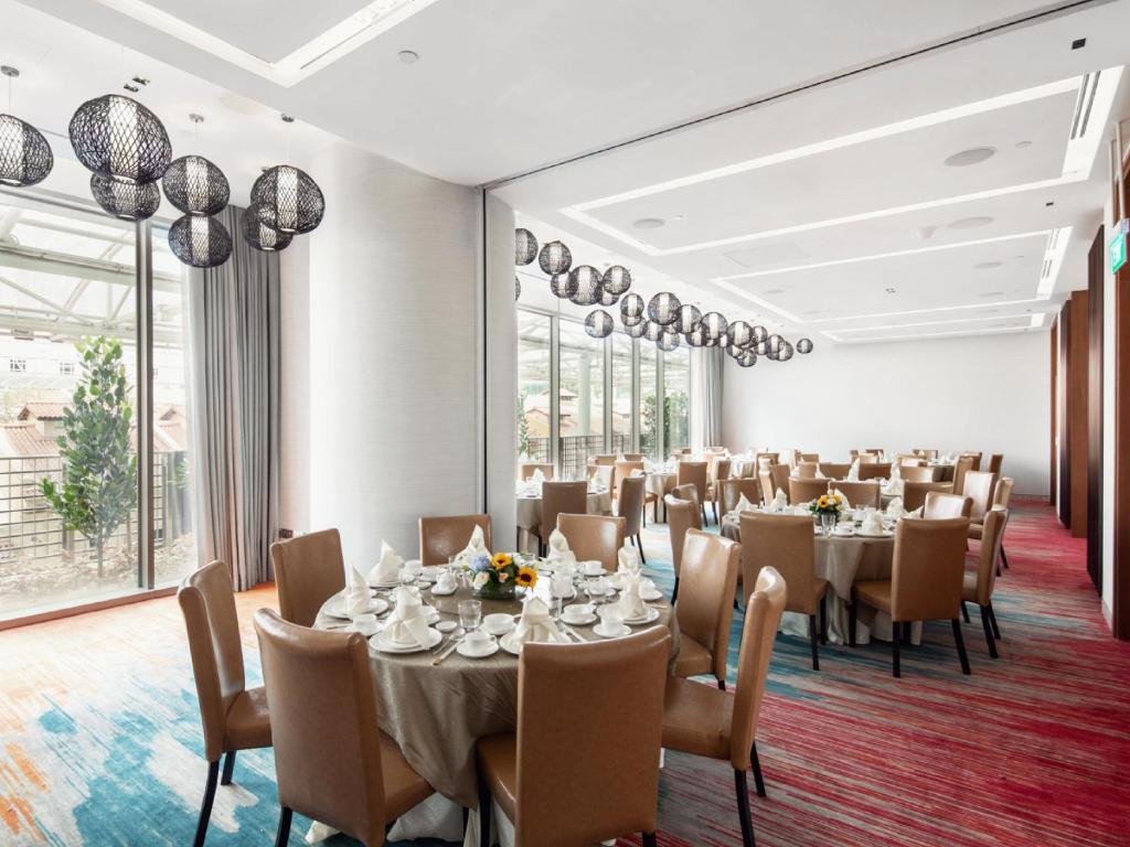 Un restaurante o sitio para comer en Capri by Fraser China Square, Singapore