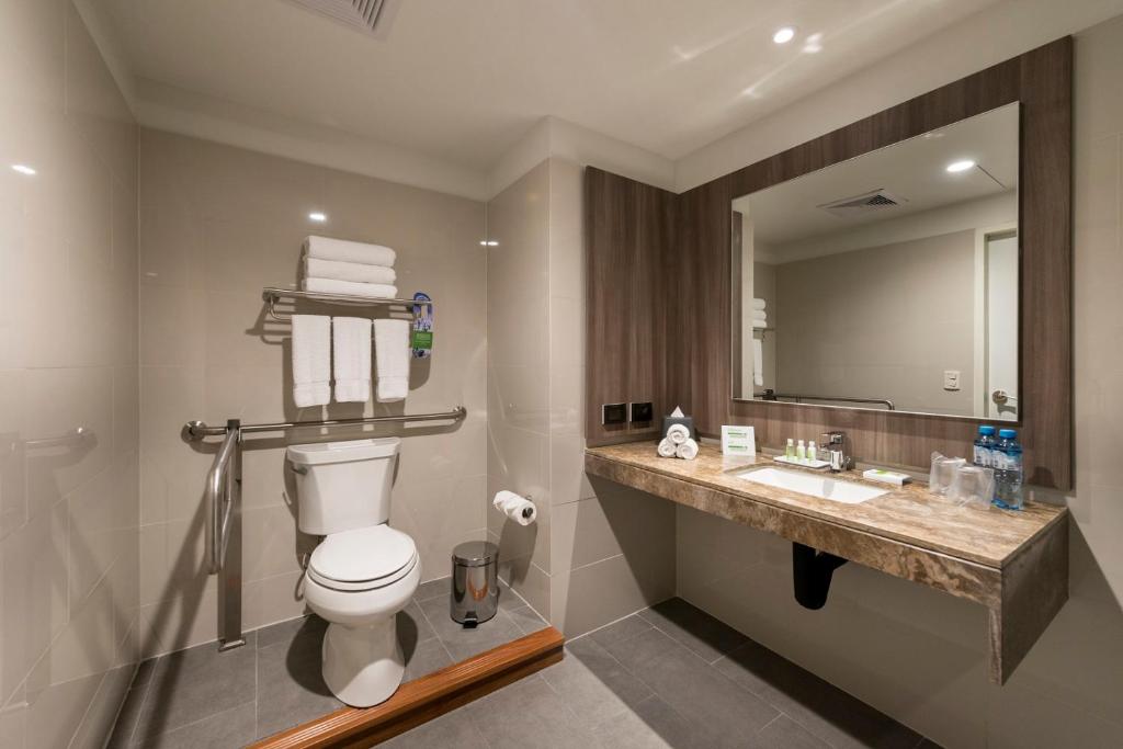 حمام في Holiday Inn - Lima Airport by IHG