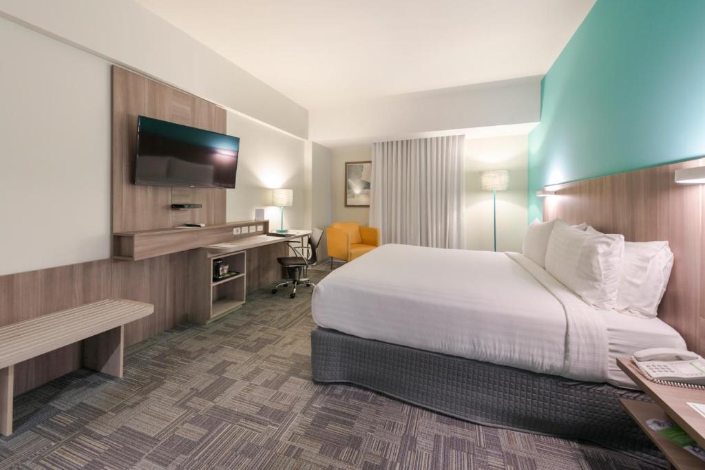 سرير أو أسرّة في غرفة في Holiday Inn - Lima Airport by IHG