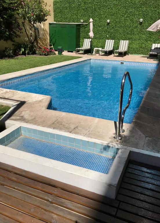 basen z kranem na dziedzińcu w obiekcie Hotel Crillon Mendoza w mieście Mendoza