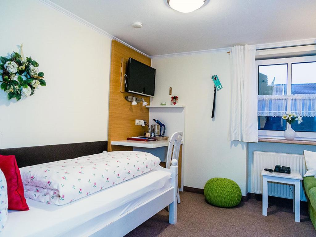 Tempat tidur dalam kamar di Boutique-Hotel Hasenberger