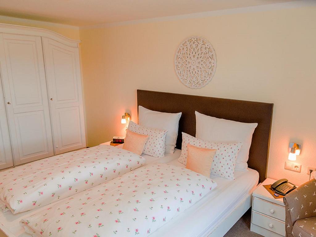 Tempat tidur dalam kamar di Boutique-Hotel Hasenberger