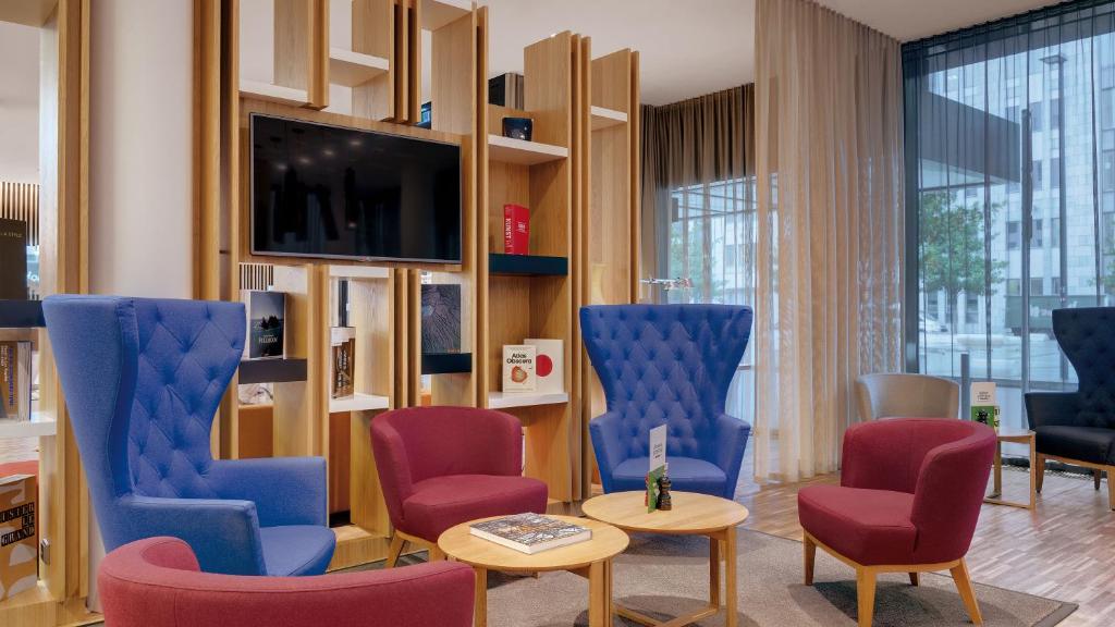 Uma televisão e/ou sistema de entretenimento em Holiday Inn Frankfurt - Alte Oper by IHG
