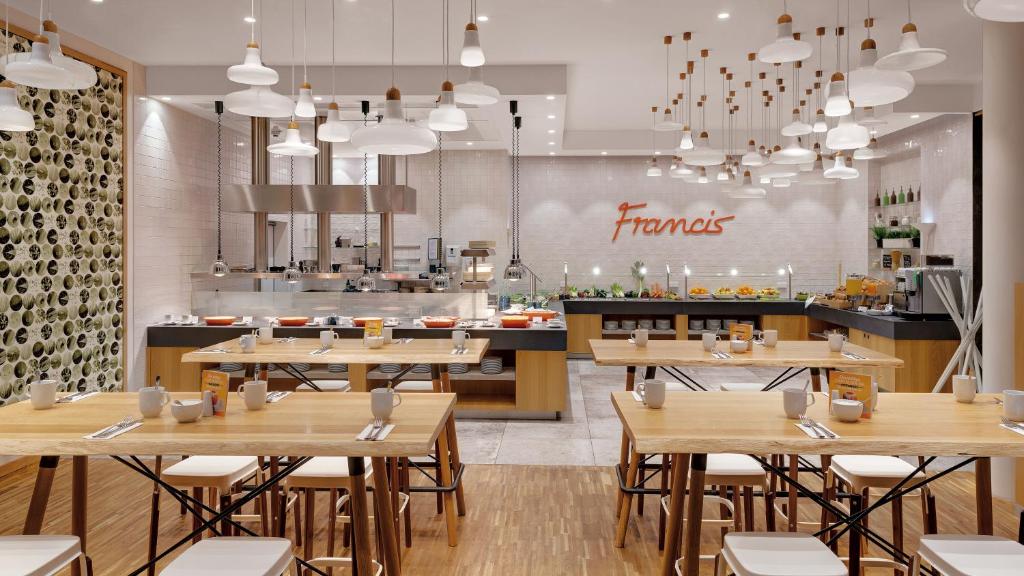 Um restaurante ou outro lugar para comer em Holiday Inn Frankfurt - Alte Oper by IHG