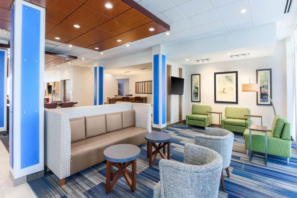 Et opholdsområde på Holiday Inn Express & Suites Chicago O'Hare Airport by IHG