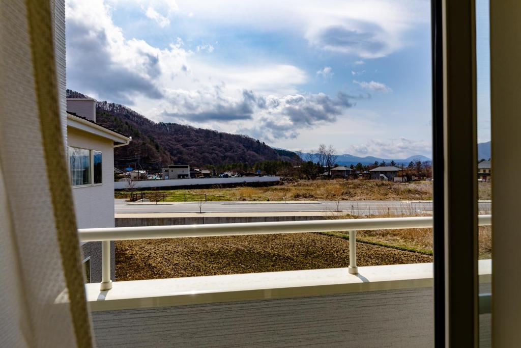 a window with a view of a mountain view at Bon Moment B棟-桜館 in Fujikawaguchiko