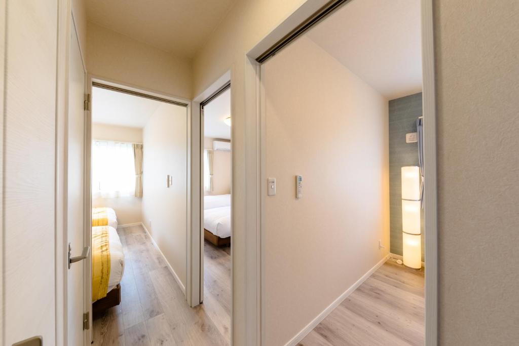 a room with a door leading to a bedroom at Bon Moment B棟-桜館 in Fujikawaguchiko