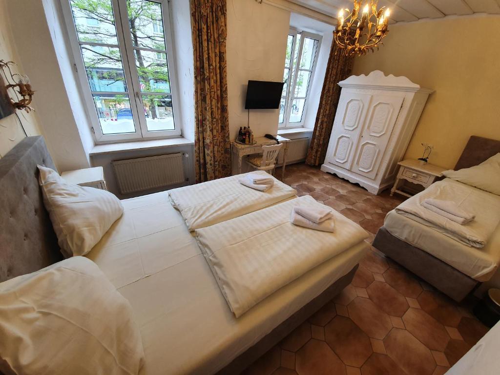 Un pat sau paturi într-o cameră la Pension Seibel