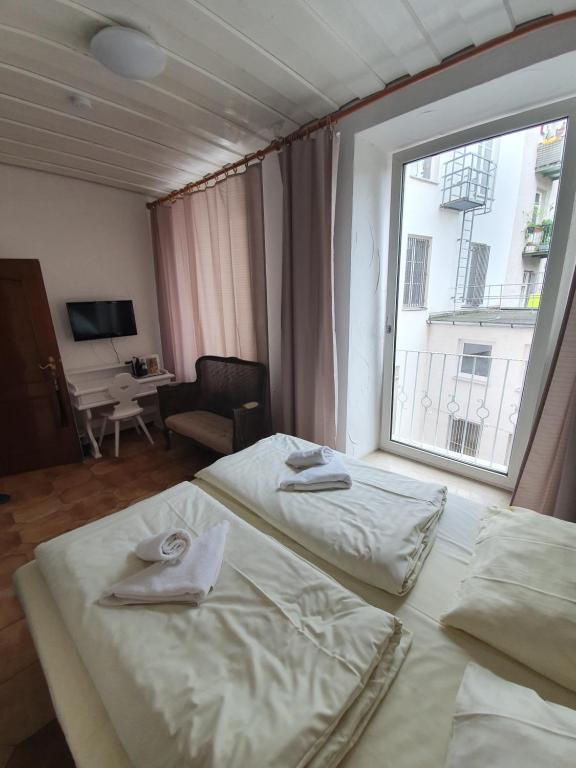 Un pat sau paturi într-o cameră la Pension Seibel