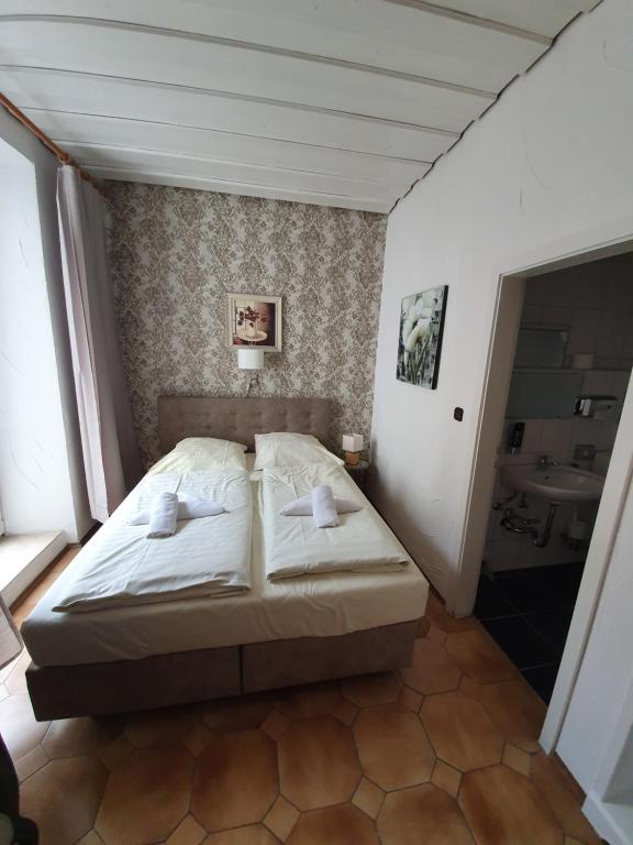 Un pat sau paturi într-o cameră la Pension Seibel