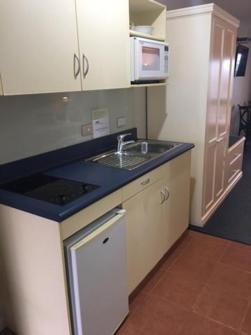 Una cocina o kitchenette en Baycrest Thermal Lodge