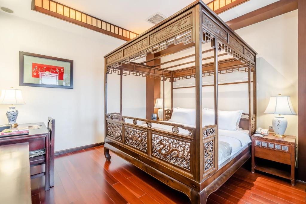 Een bed of bedden in een kamer bij Buddha Zen Hotel