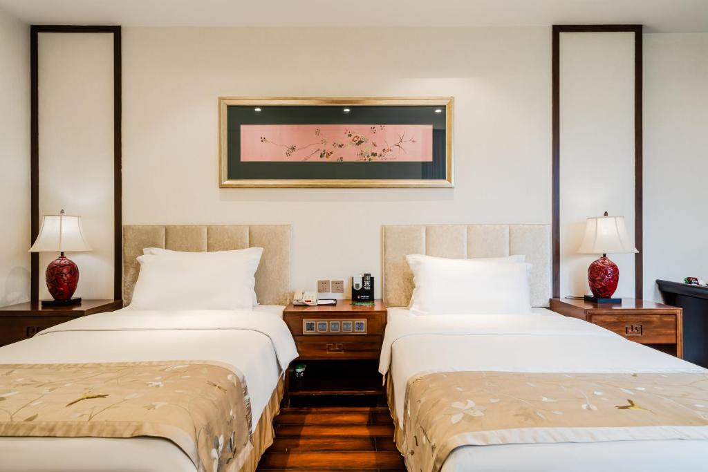Een bed of bedden in een kamer bij Buddha Zen Hotel