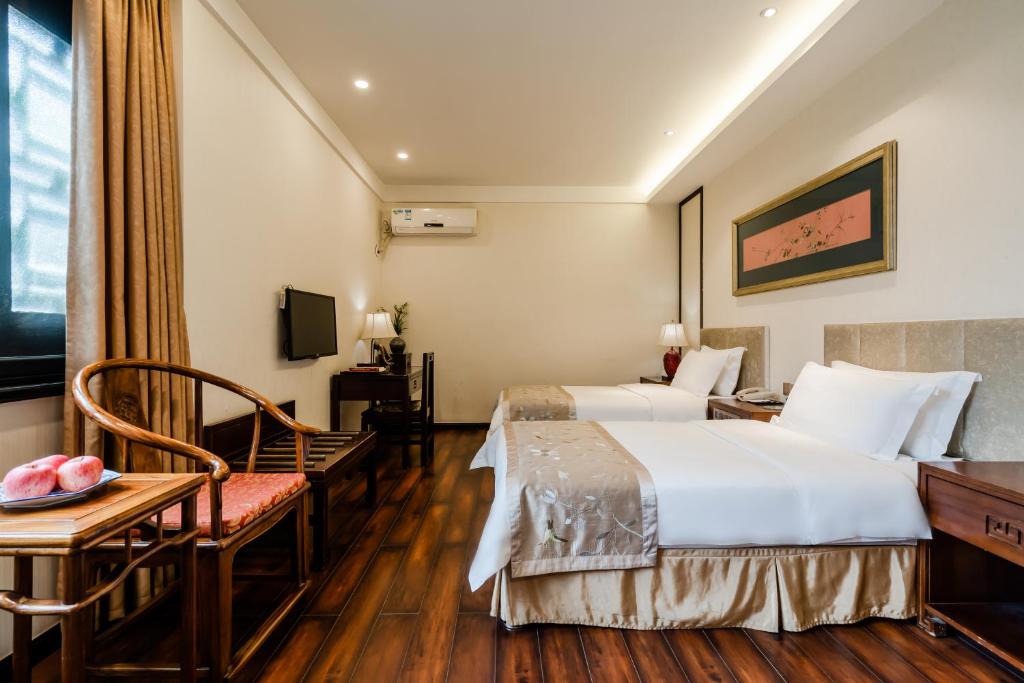 Een bed of bedden in een kamer bij Buddha Zen Hotel