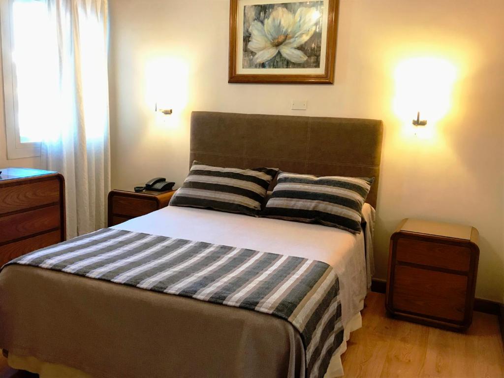 Łóżko lub łóżka w pokoju w obiekcie Hotel Crillon Mendoza