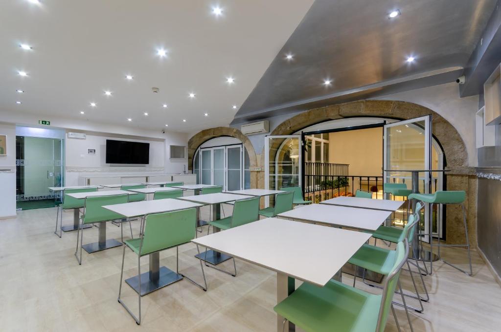 Uma televisão e/ou sistema de entretenimento em Hotel Borges Chiado
