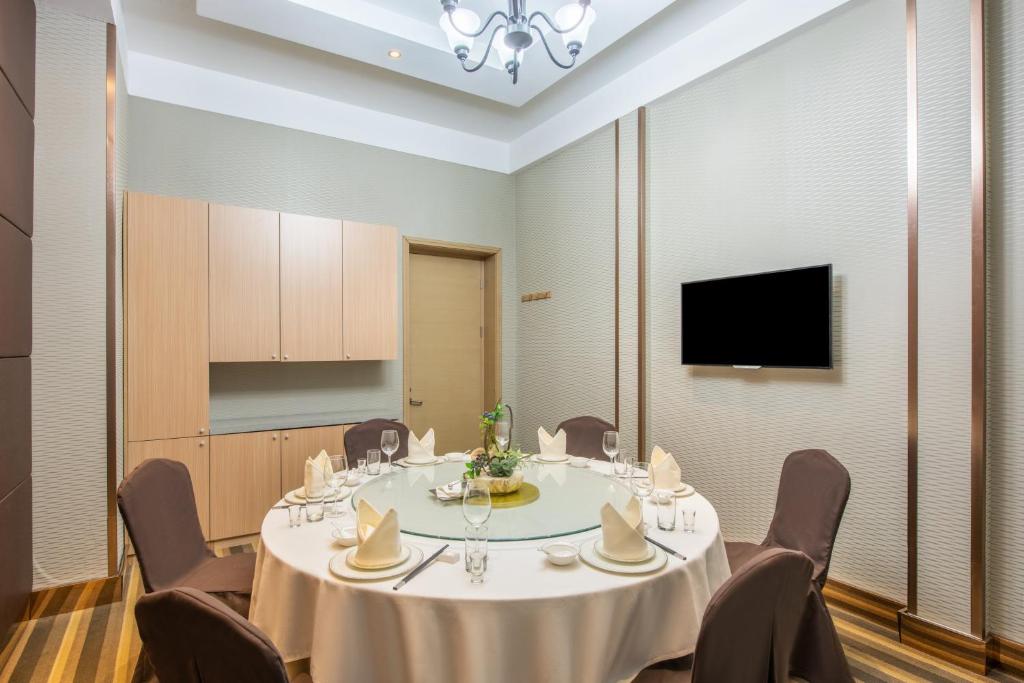 a conference room with a round table and chairs at Holiday Inn Express Shenyang Golden Corridor by IHG in Shenyang