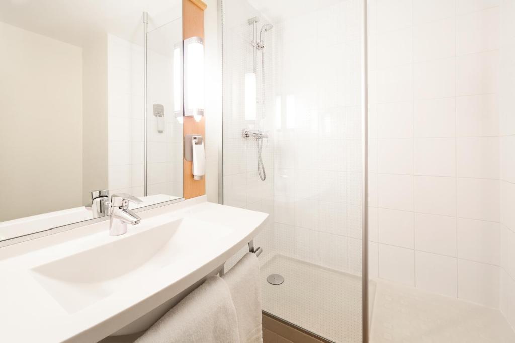 Bany a ibis Paris Pantin Eglise