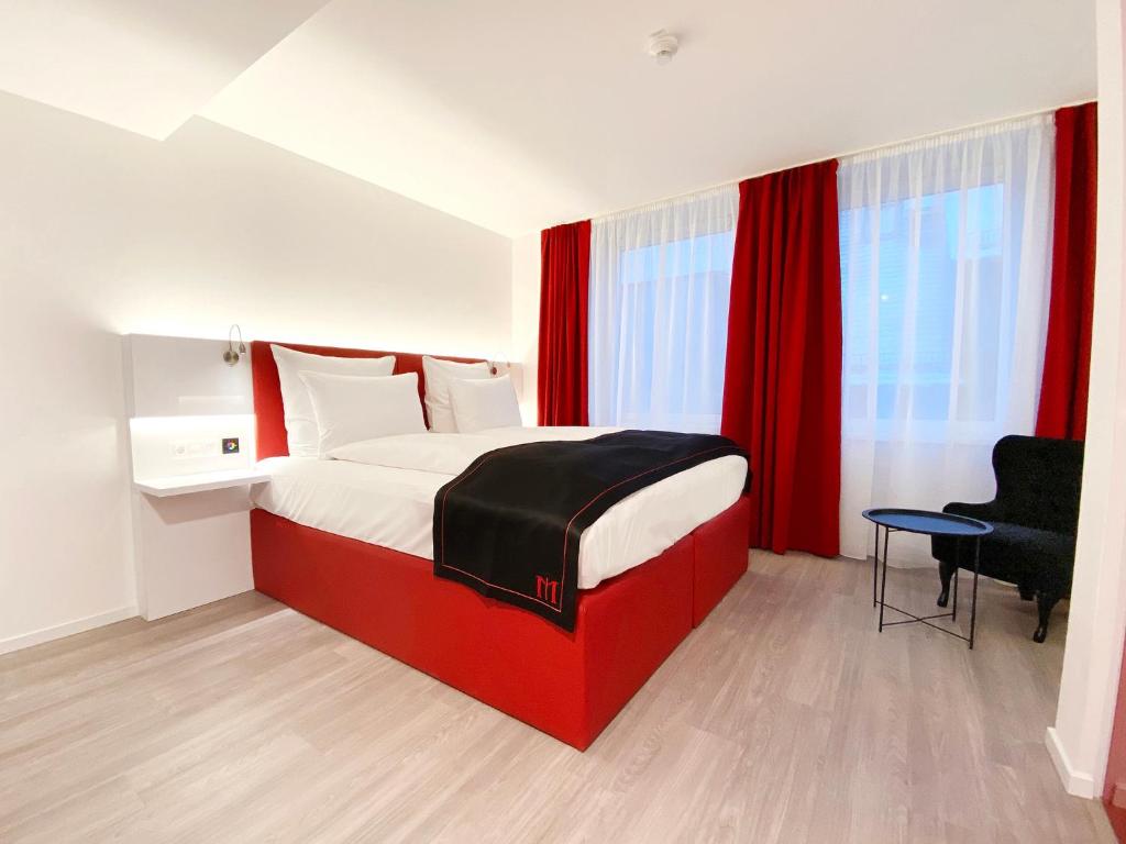Tempat tidur dalam kamar di DORMERO Hotel Hersbruck