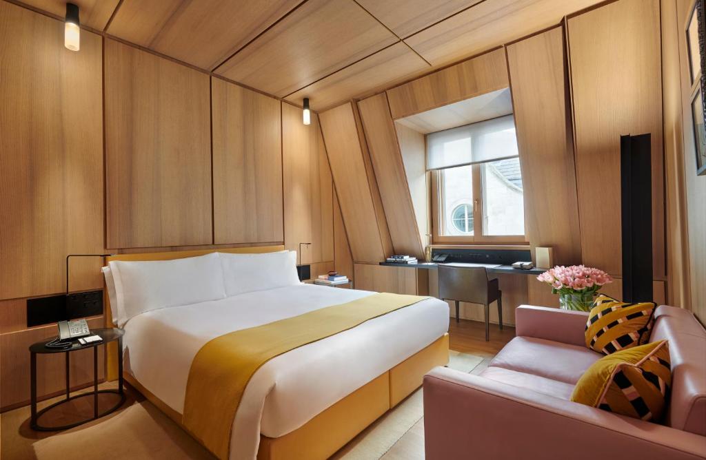 Posteľ alebo postele v izbe v ubytovaní Hotel Cafe Royal