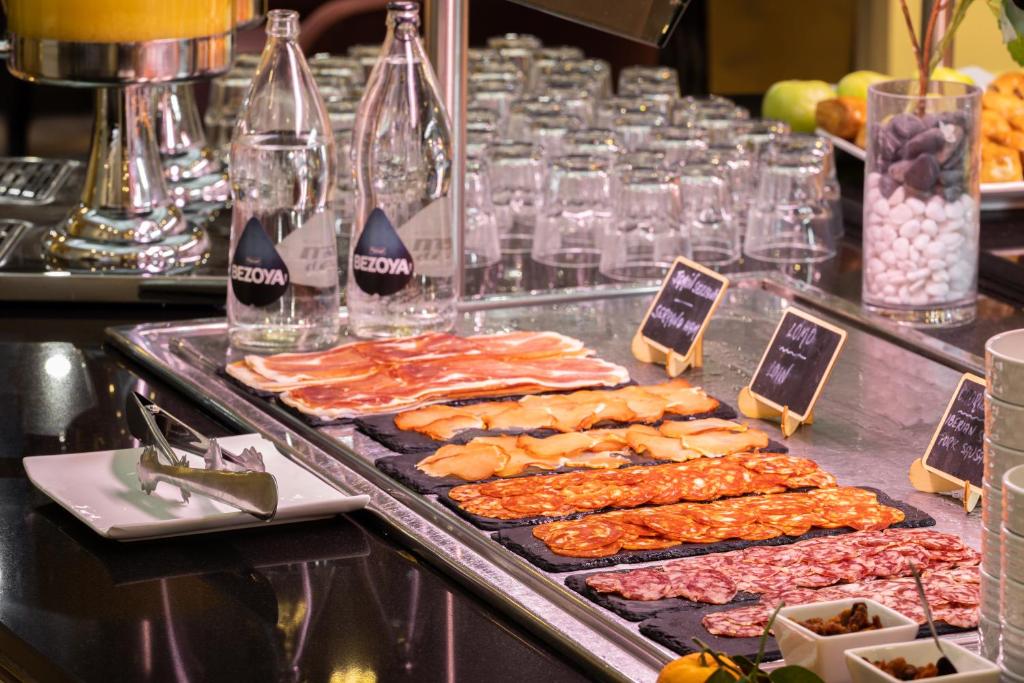 Eten bij of ergens in de buurt van het hotel

