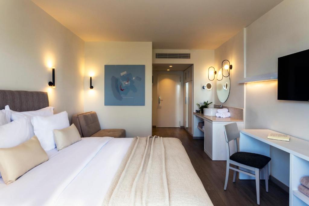 Una cama o camas en una habitación de KoSea Boutique Hotel