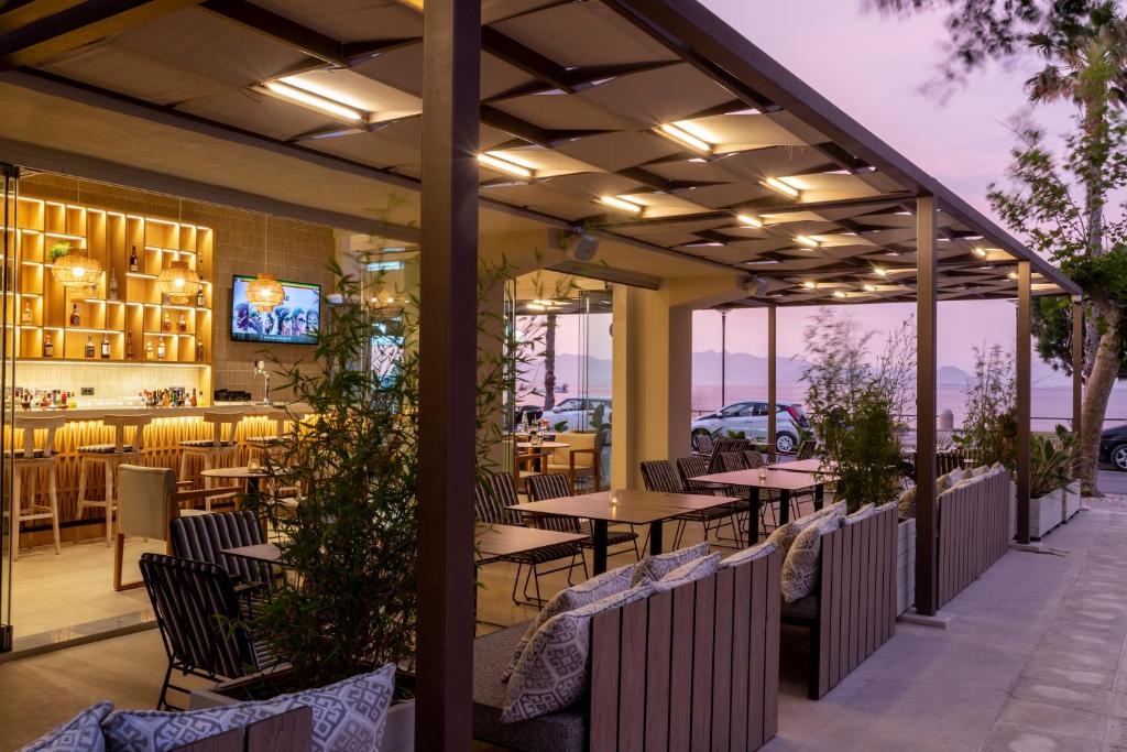 Un restaurante u otro lugar para comer en KoSea Boutique Hotel