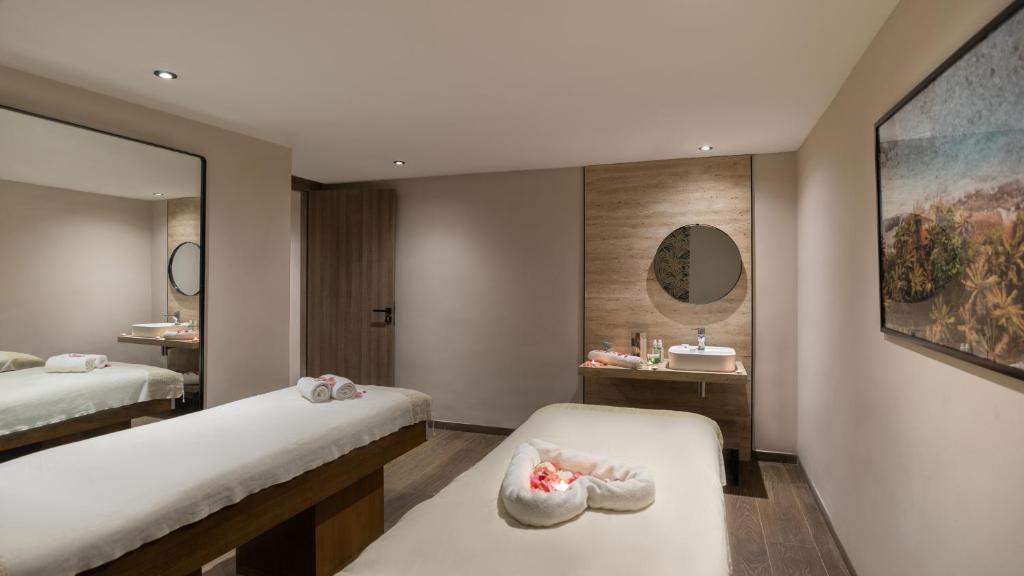 Una cama o camas en una habitación de Campanile El Mechtel Tunis