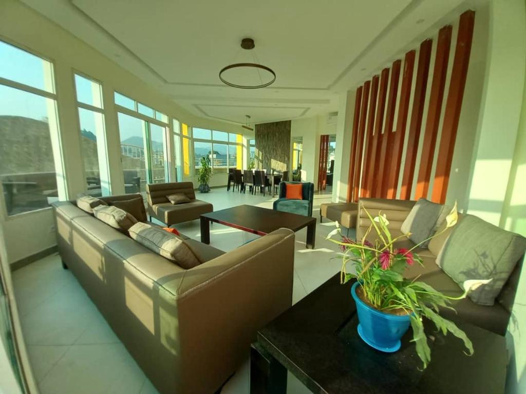 a living room with a couch and a table at Penthouse au coeur de Yaoundé Quartier Bastos in Yaoundé