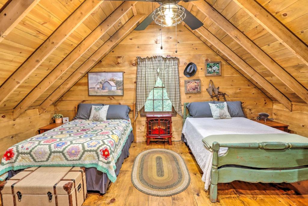 Posteľ alebo postele v izbe v ubytovaní Cozy Creekside Mountain Escape with Hot Tub!