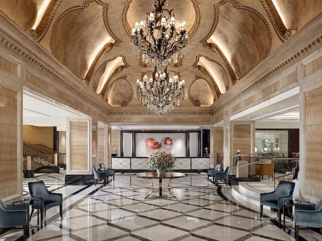Uma área de estar em The Langham Hong Kong