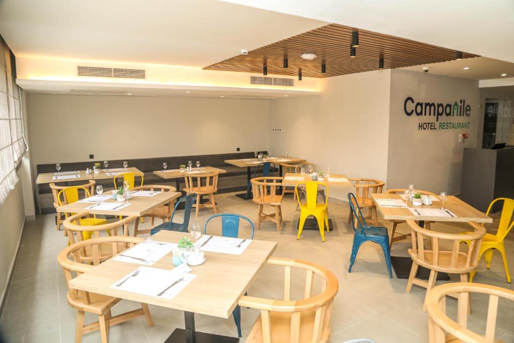 Un restaurante u otro lugar para comer en Campanile El Mechtel Tunis