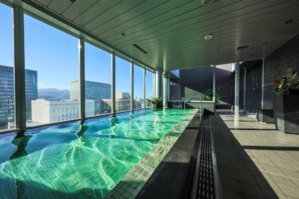 Hồ bơi trong/gần Cross Hotel Sapporo