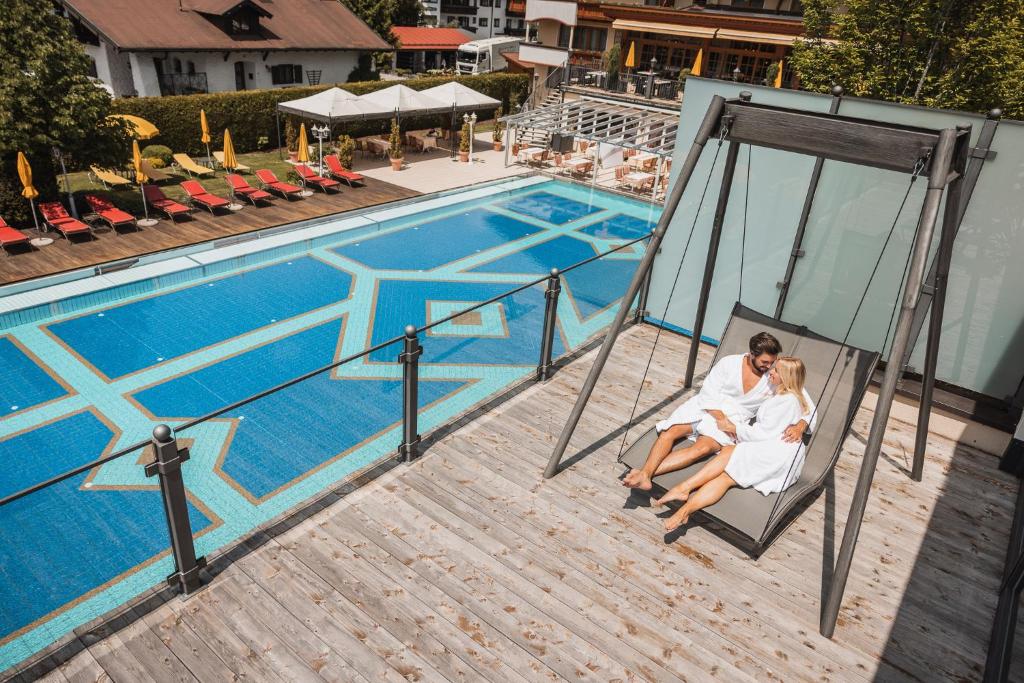 Alpenpark Resort Superior tesisinde veya buraya yakın yüzme havuzu